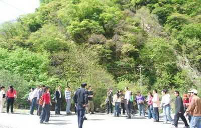 青年同志在秦岭国家植物园珍稀濒危植物就地保护区参观考察